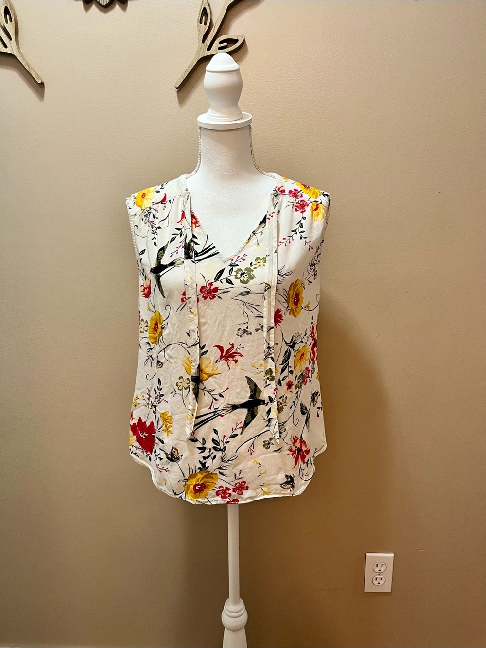 Old Navy Sleeveless Blouse With V Neck Size Medium